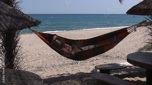 hOMBRE HACIENDO UNA SIESTA EN UNA HAMACA