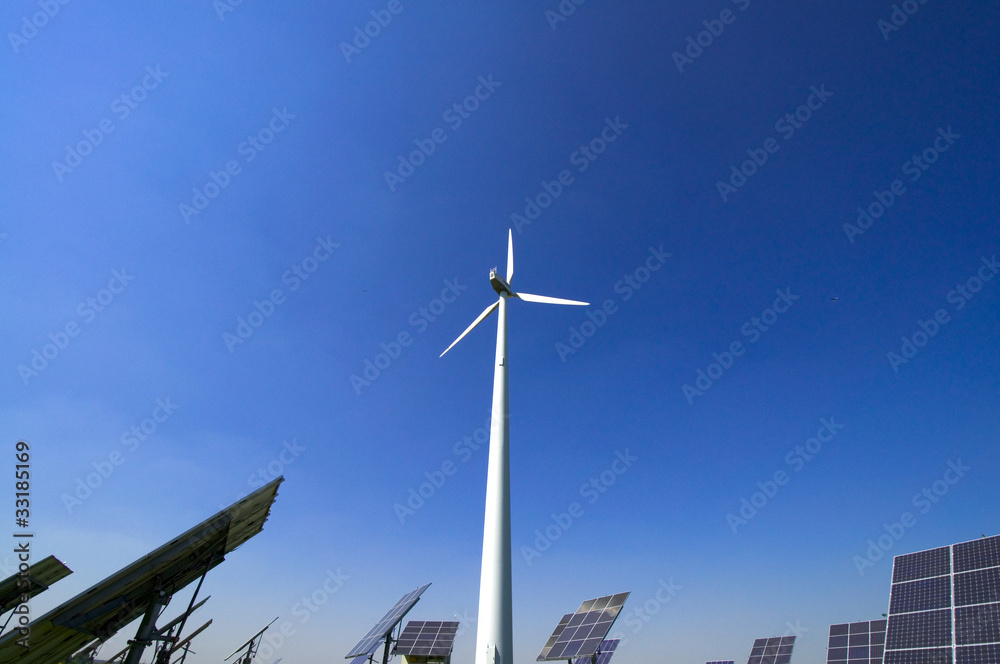 Windrad und Solarzellen