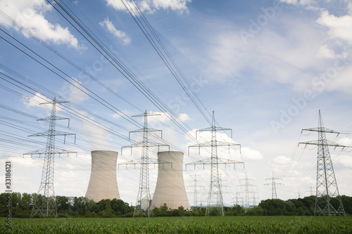 Atomkraftwerk mit Strommasten