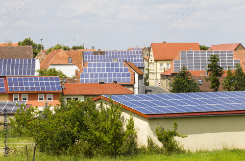 Dorf mit Solaranlagen