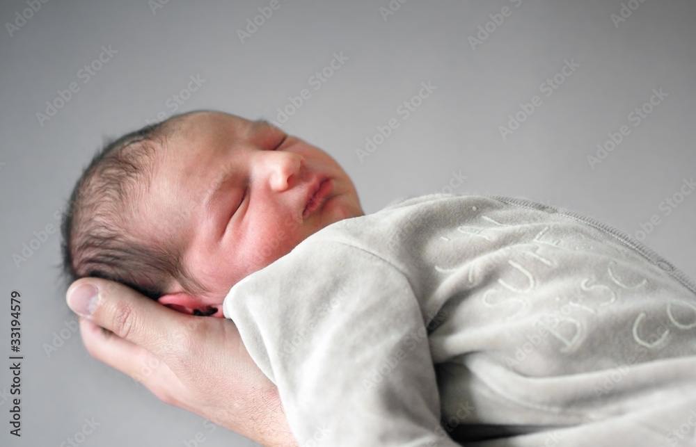 Nouveau-né reposant sur main de son père Stock Photo | Adobe Stock