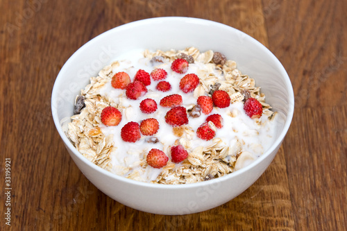 Muesli with yoghurt and wild strawberry