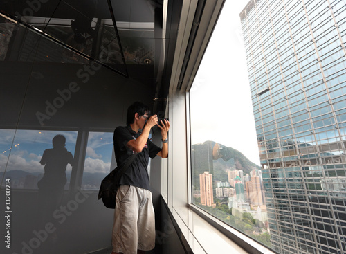 Fotografiet man on observation deck in Hong Kong
