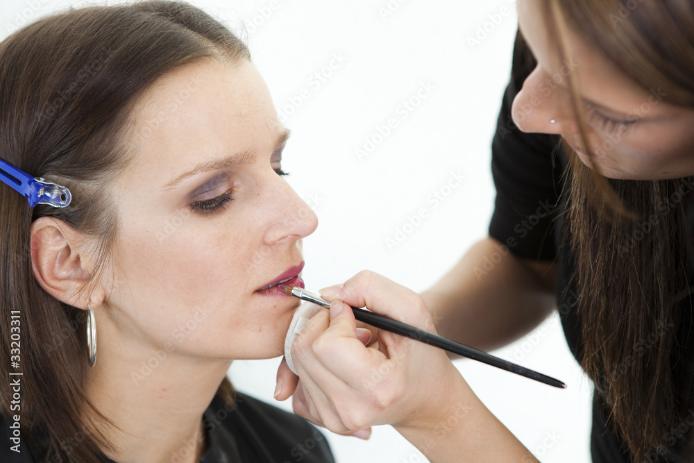 visagistin trägt lipgloss auf visagistin trägt lipgloss auf