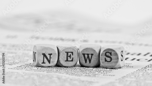 Holzbuchstaben liegend auf einer Tageszeitung News  photo