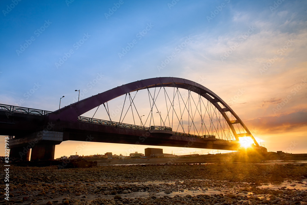 Obraz premium Color Red Bridge Sunset, Chuk Yuen, Taoyuan County, Taiwan
