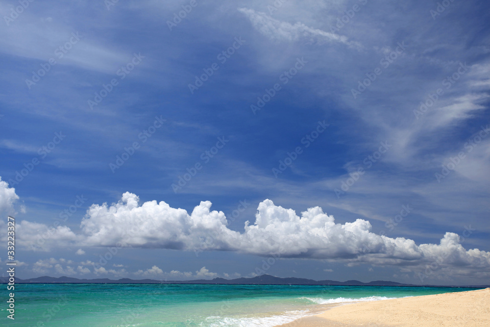 水納島の美しいビーチと真っ白い入道雲