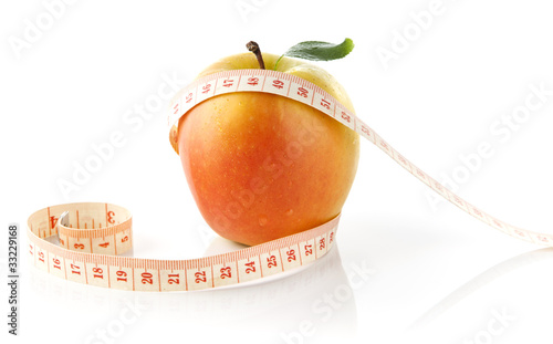 belle pomme entourée d'un mètre pour régime minceur