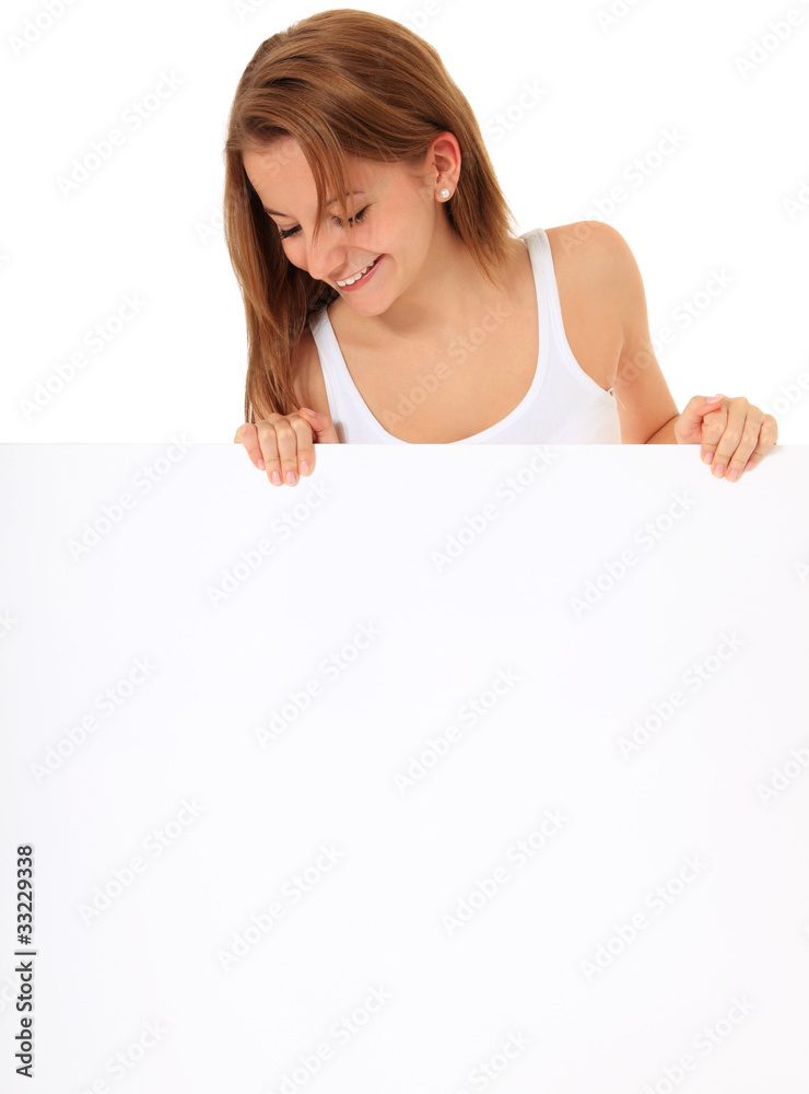 Attraktives Mädchen schaut weiße Tafel hinab Attraktives Mädchen schaut weiße Tafel hinab