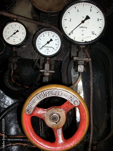 Führerstand-Details einer historischen Dampflok