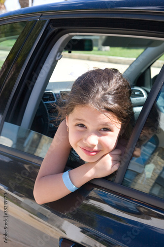 Девочка выглядывает из окна машины