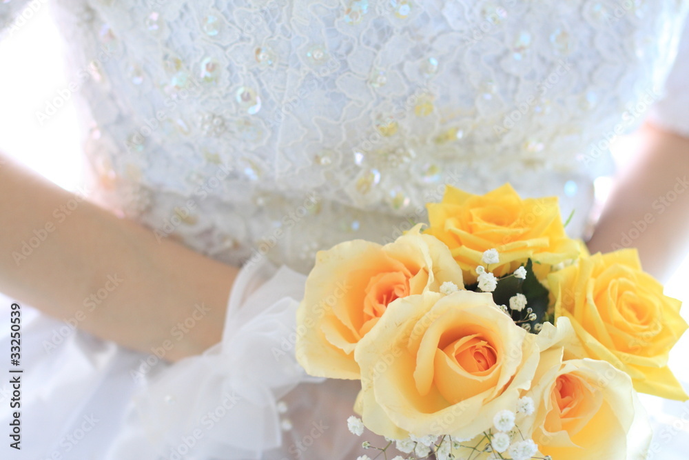 Fototapeta premium Bride holding a roses bouquet