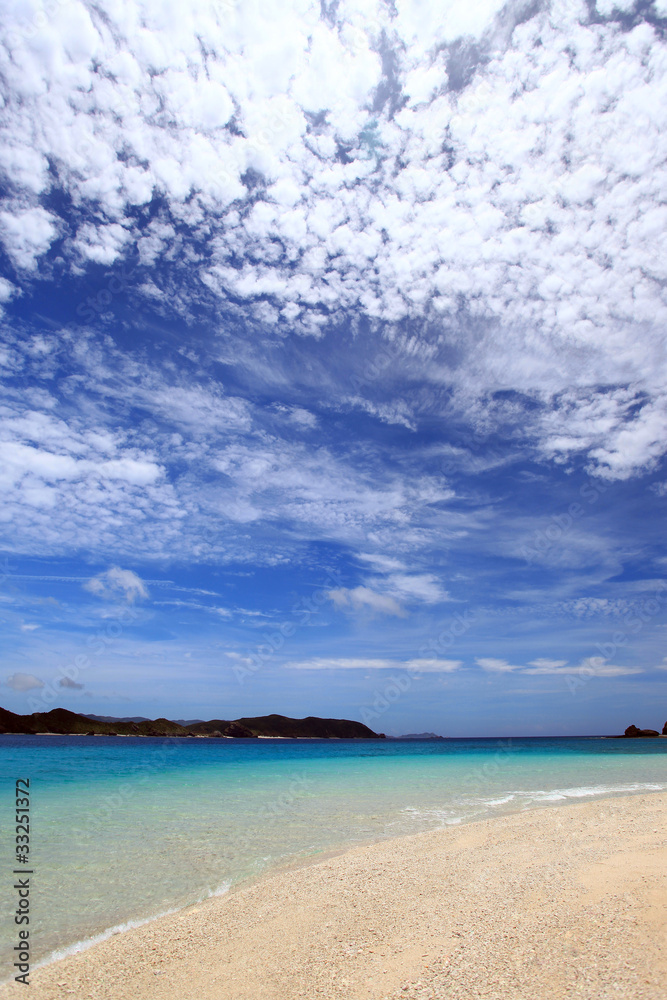 コバルトブルーの海と夏の空