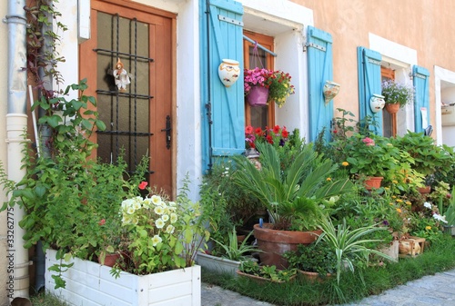 Fototapeta Naklejka Na Ścianę i Meble -  Blumenfenster in der Provence