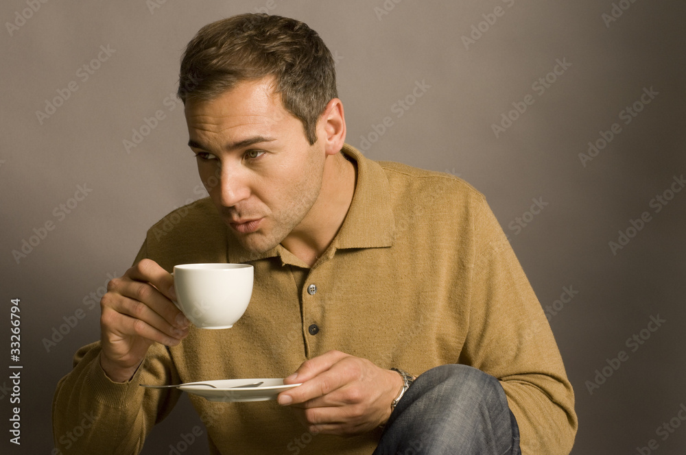 Mann trinkt Kaffee Mann trinkt Kaffee