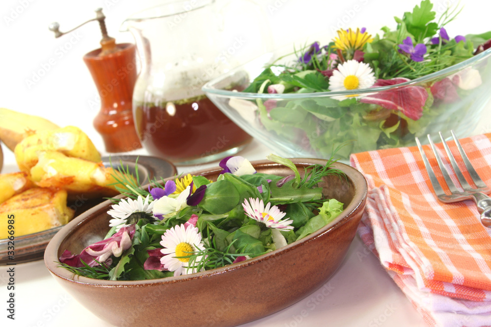 Wildkräutersalat mit Ziegenkäse Wildkräutersalat mit Ziegenkäse