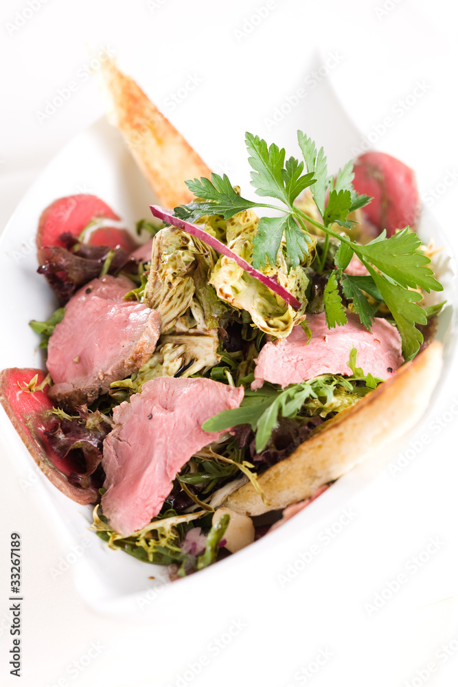 Salat mit Filetstücken und Carpaccio