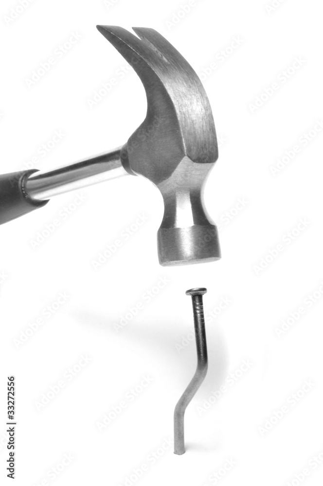 marteau de charpentier et clou tordu Stock Photo | Adobe Stock