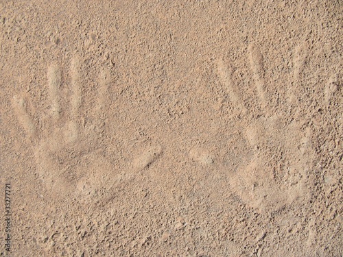 Hands print on cement, huellas de mano en cemento.