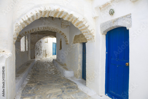 grèce, cyclades, amorgos : village de thoralia,ruelle