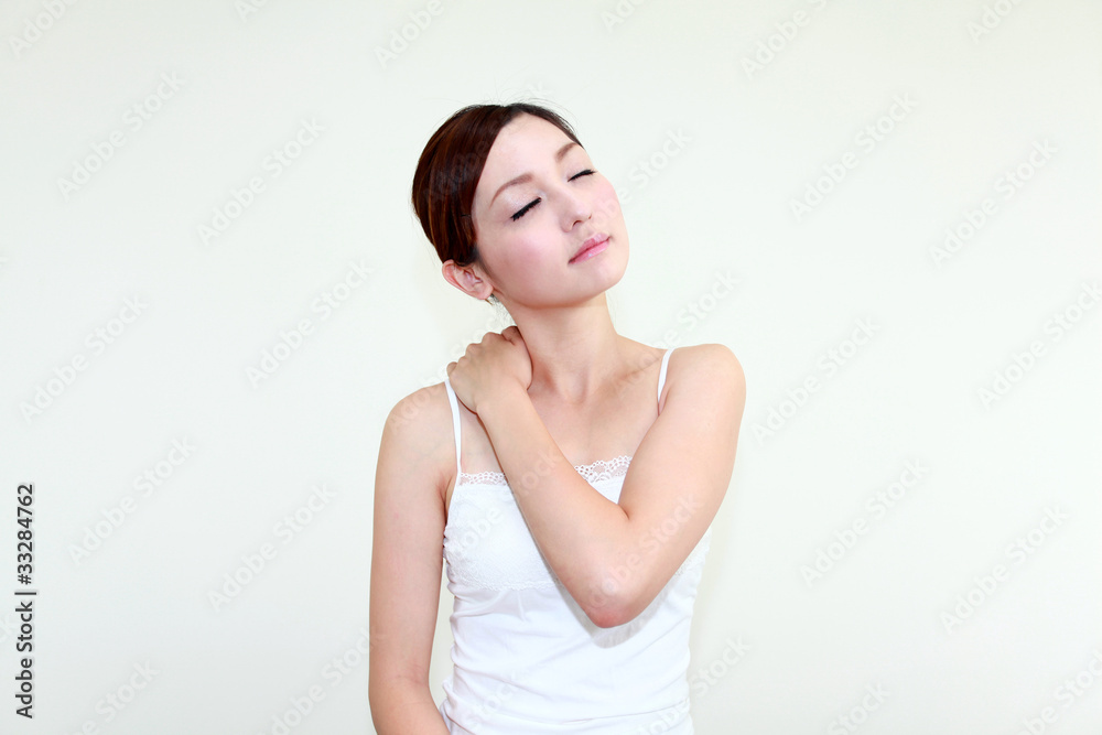 肩を揉む女性 肩を揉む女性