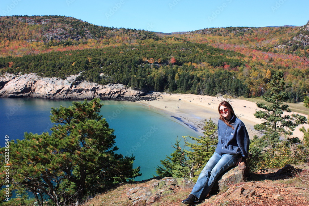 Naklejka premium tourist relaxing in acadia national park