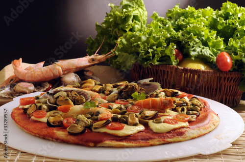 Pizza ai frutti di mare photo