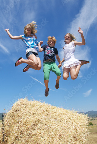 3 springende Kinder