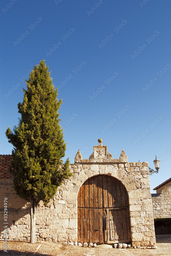 Fototapeta premium Portalon de madera en Wamba, Valladolid, España
