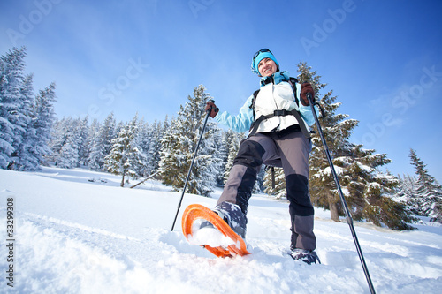 Foto Hiker walks in snow forest