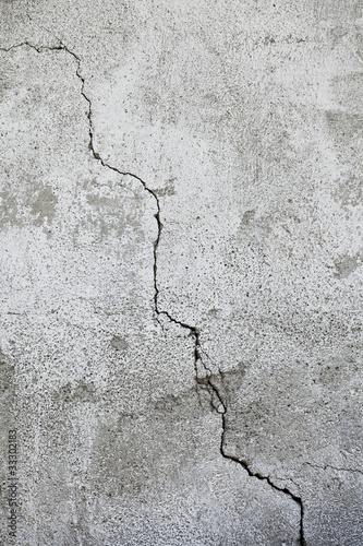 verkalkte steinmauer mit riss
