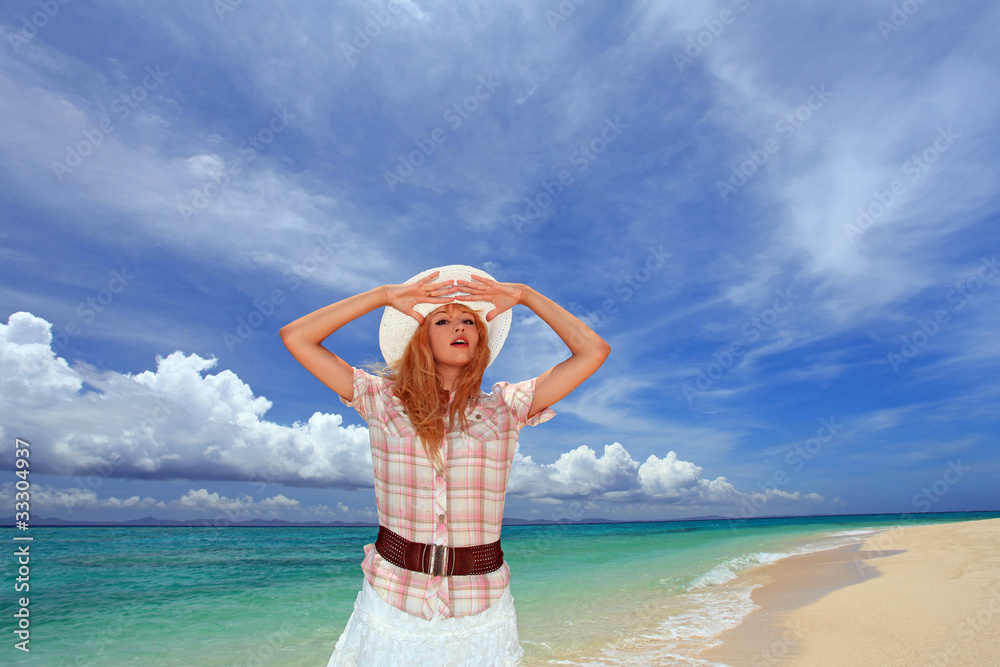 遠くを見渡す女性