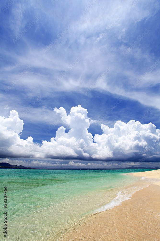 Fototapeta premium 水納島の透き通った美しい海と大きな入道雲