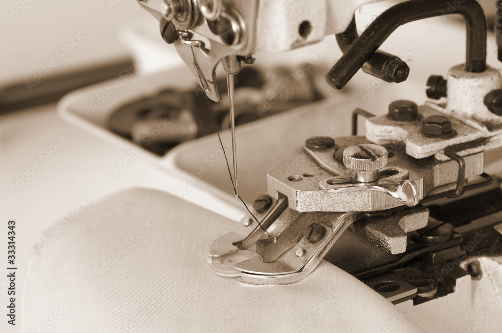 Naklejka premium przyszywanie guzików na specjalnej maszynie