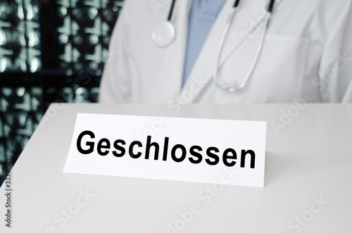 Schild in einer Arztpraxis - Geschlossen