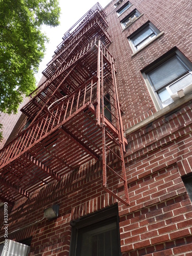 edificio in mattoni con scale antiincendio a New York