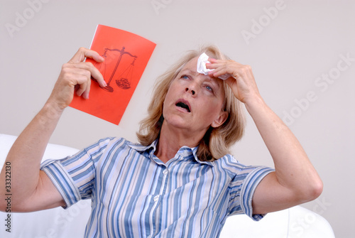 Frau mit Hitzewallung photo
