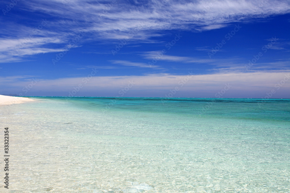 ナガンヌ島の澄んだ海と青い空
