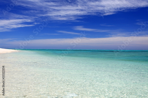 ナガンヌ島の澄んだ海と青い空 © sunabesyou