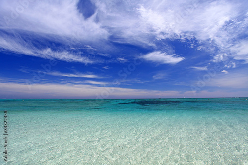 ナガンヌ島の澄んだサンゴ礁の海と夏の空