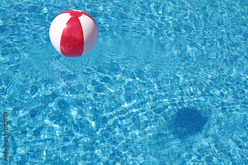 Ball im Pool