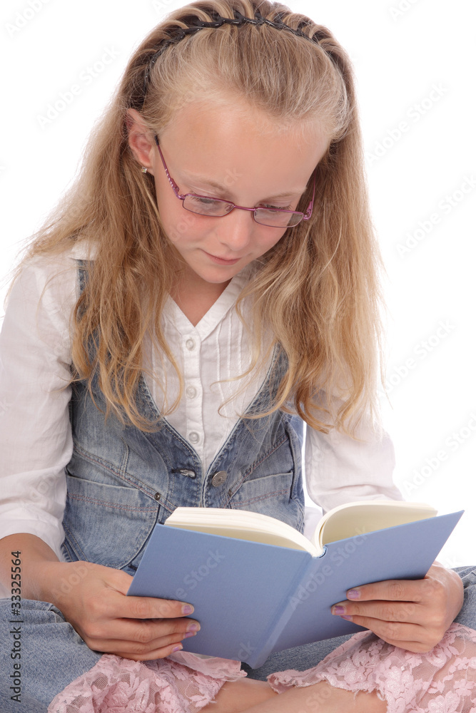 fillette de 9 ans avec lunettes lisant un livre fillette de 9 ans avec lunettes lisant un livre