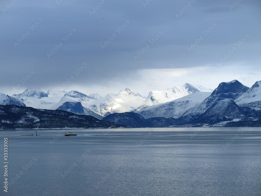 Fjord in Norwegen im Winter