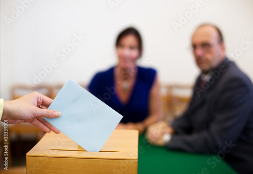 Frau in Wahlzelle photo