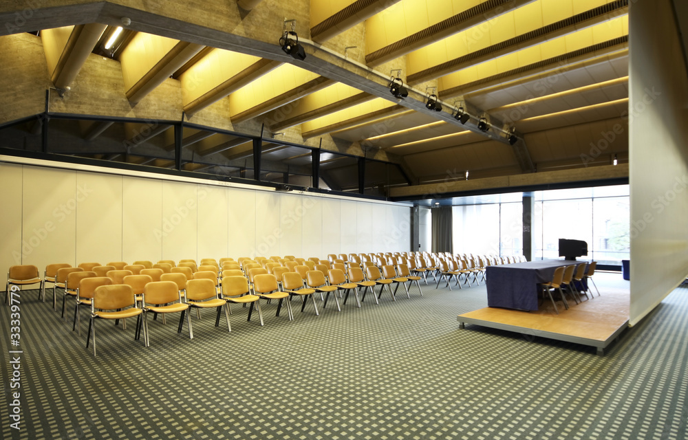 Fotografie interno di una sala conferenza
