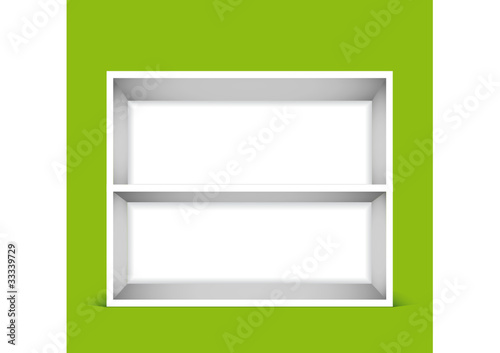Scaffale bianco a due ripiani su fondo verde