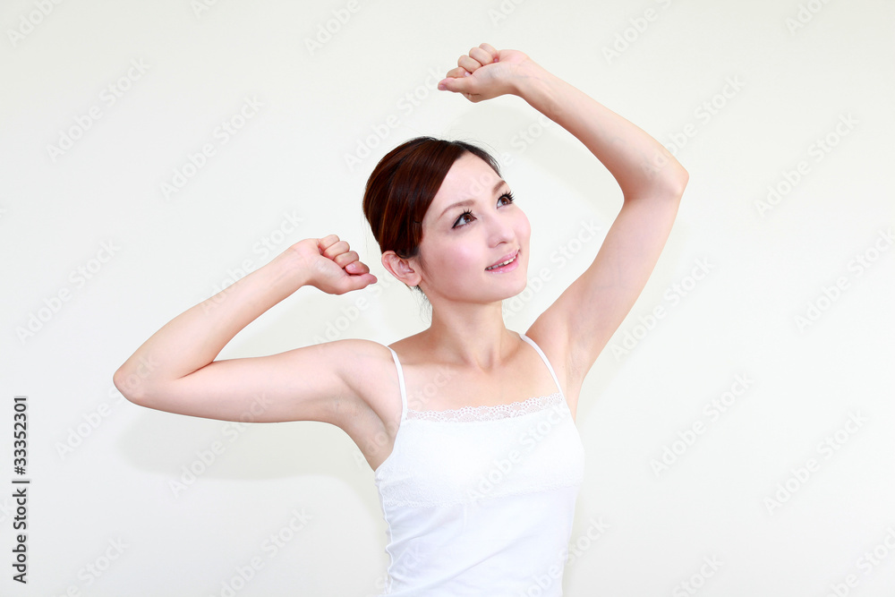 ストレッチする笑顔の女性 ストレッチする笑顔の女性