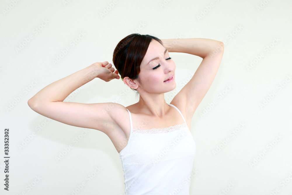 ストレッチする笑顔の女性