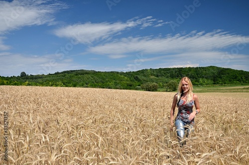 sexy blonde femme et champs de blé