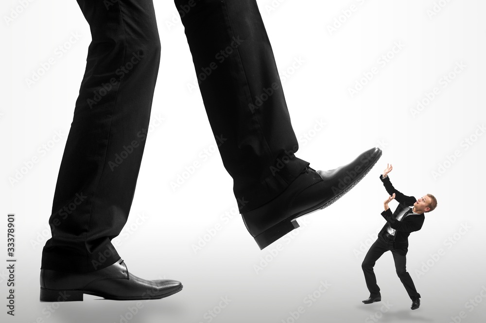 Homme d'affaire se faisant écraser par un géant Homme d'affaire se faisant écraser par un géant